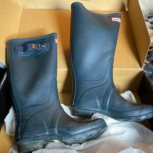 Navy tall Hunter rubber boots